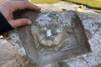 メドゥーサの微笑み。トルコの古代ローマ遺跡で珍しい表情の彫像が発見される