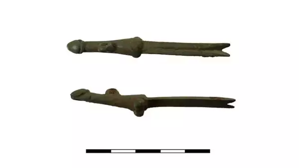 柄の部分が息子スティック。1600年前の爪そうじ具をイギリスの道路工事現場で発見