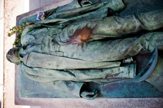 その股間のふくらみが女性たちを惹きつけた結果、こうなった。フランスの墓地にあるヴィクトール・ノワールの彫像