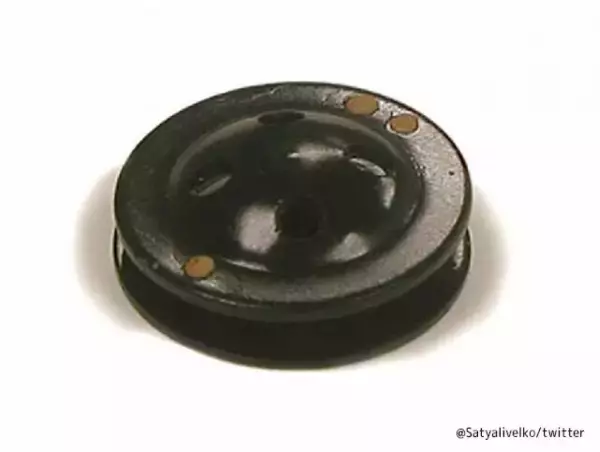 2つ重ねるとコンパスに！イギリス空軍の秘密のボタン（第二次世界大戦時）