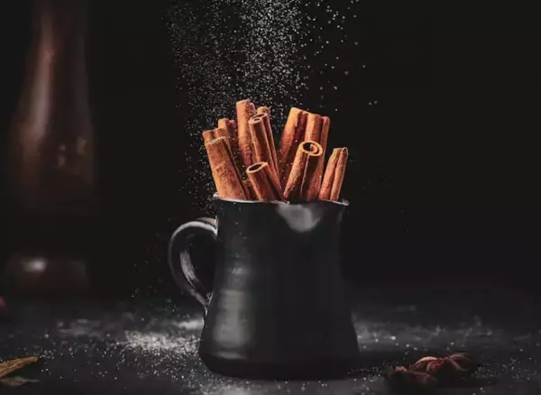 シナモンに含まれる成分に育毛効果、新たな治療法の道が開ける可能性（日本研究）