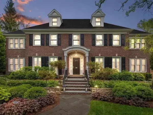 買うなら今？映画「ホームアローン」で使われた家が現在売り出し中