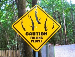 世界一高い橋からロープなしでのバンジージャンプ、危険過ぎて延期に