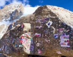 息子を亡くした母親の願いを受け、写真をチベットの聖なる山に届けにいったバイカー