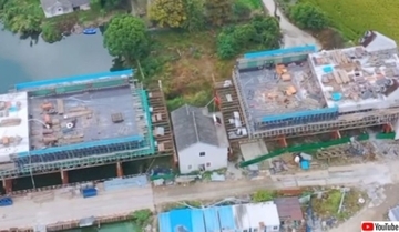 立ち退き拒否。高速鉄道の路線に挟まれた状態で残る「釘の家」