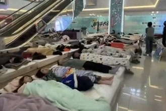 ひたすら寝そべり続ける選手権の優勝者が決定、オムツをつけて挑む参加者たち