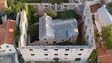 家の中に家！クロアチアにある奇妙な建物の興味深い歴史