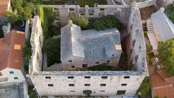 家の中に家！クロアチアにある奇妙な建物の興味深い歴史