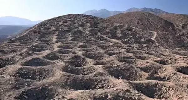 アンデス山脈に帯状に並んだ5千以上の謎の穴は古代の市場だった可能性