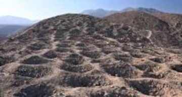 アンデス山脈に帯状に並んだ5千以上の謎の穴は古代の市場だった可能性