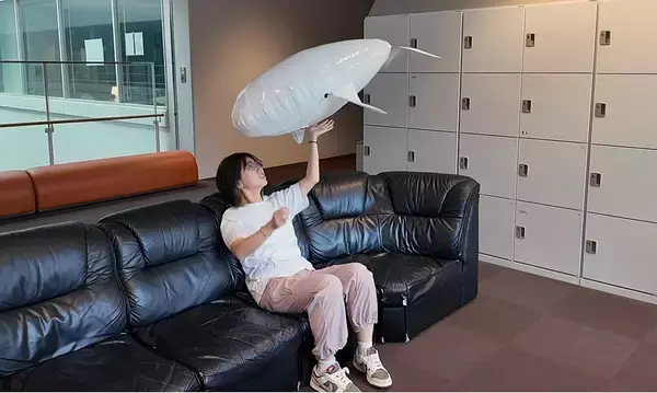 空飛ぶシロイルカ！空中を泳ぐ柔らかい癒し系ドローンロボット 慶応大学らが開発