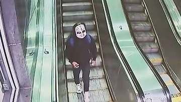 「死ぬ準備は？」チャッキーに扮し人々を恐怖に陥れたを男、2週間後に逮捕