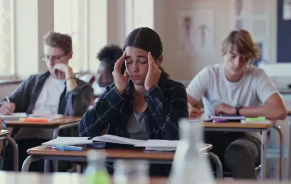 登校時間を遅くした結果、睡眠不足が解消。成績とメンタルヘルスも向上（スイス研究）