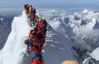 エベレストが登山者で大渋滞、雪崩事故も発生