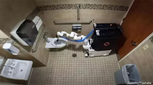 こんなの待ってた！全自動トイレ掃除ロボットが誕生。様々な道具を使い分け移動しながらお掃除