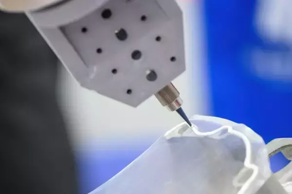 車を牽引できるほど強力！「料理の残り油」から最強の接着剤が誕生