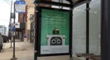 【続編】バス停のガラスを粉砕したデリバリーロボット、自身の謝罪文をバス停広告枠に掲載