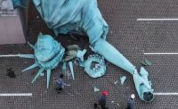 ブラジルの「自由の女神」が倒壊、強風にあおられ頭部切断