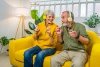 70歳を過ぎても音楽を聴くことで認知症リスクを約4割減らせる可能性