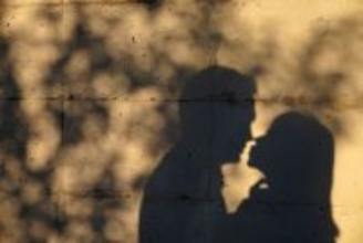 亡き妻を冷凍保存した夫、新たな恋人と交際し議論を呼ぶ（中国）