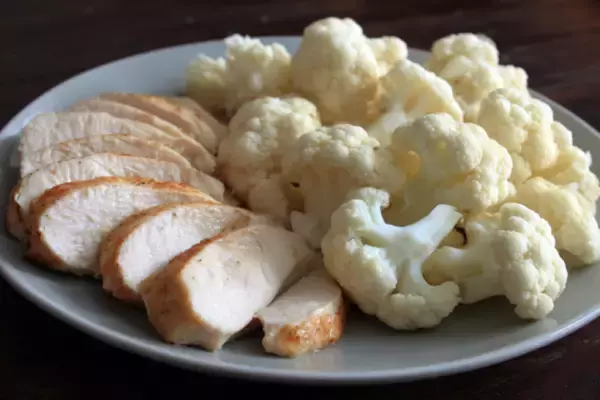 鶏胸肉とカリフラワーだけを半年間食べ続けた女性が急性膵炎を発症