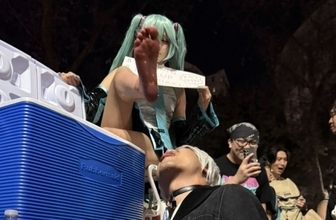 アメリカのアニメイベントでレイヤーの足を浸した「足ジュース」が大人気