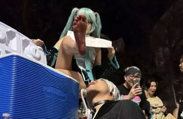 アメリカのアニメイベントでレイヤーの足を浸した「足ジュース」が大人気
