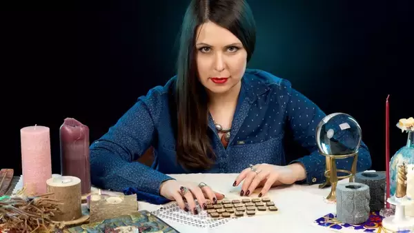 レギュラーをハイオクに？「燃費を良くする儀式」を提供するロシアの魔術師たち