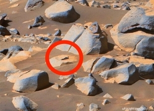火星の岩で横たわっているのは宇宙人？NASAの画像に写る怪しげな物体