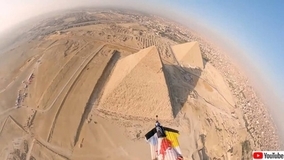 ギザのピラミッドの天辺にウイングスーツで超絶接近！ミラクルな空中飛行