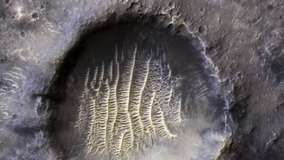 火星の経度0度の基準となったエアリークレーターの鮮明画像
