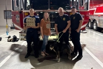 消防署にやってきた迷子犬、事故でケガをしたことがきっかけで正式に署員となる