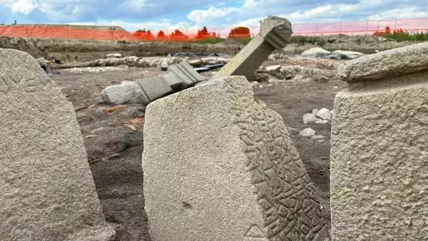 不発弾処理中に2500年前の神殿遺跡を発見（イタリア）