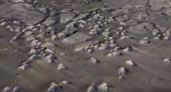 火星の丘に古代の水の痕跡を発見、生命存在の鍵となるか？