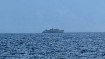 カナダの湖に忽然と現れた浮島の謎、30km漂流した先で発見されるも正体は依然不明