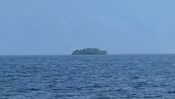 カナダの湖に忽然と現れた浮島の謎、30km漂流した先で発見されるも正体は依然不明