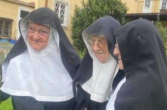 修道女たちの反逆、介護施設から脱走し、半ば廃墟と化した修道院に帰還