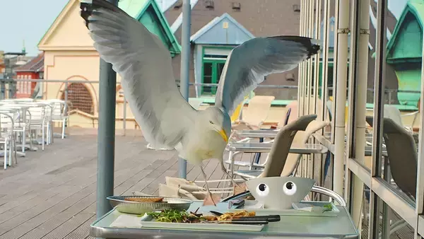 食べ物をカモメから守るには、パッケージに「目玉」を描けばいい。イギリスで研究実証