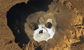 サハラ砂漠の火山に潜むドクロ、NASAが宇宙から撮影した不気味な自然の造形