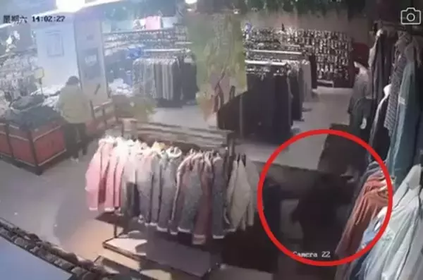 中国のショッピングモールで突然床が抜け落ちる事故が発生。買い物客が落下