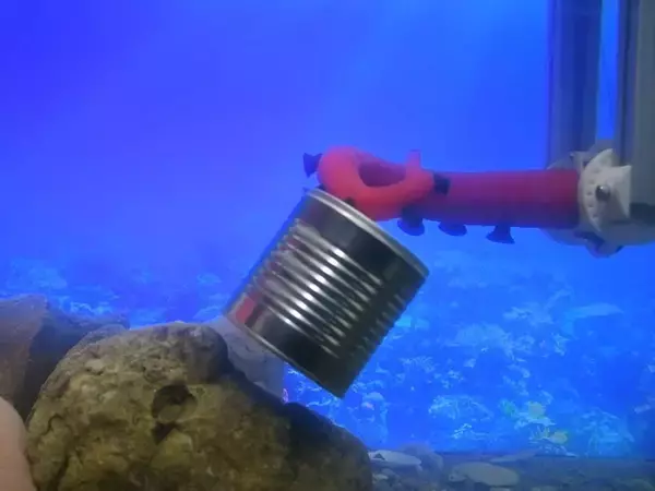 タコの腕そっくりな個々の吸盤が感じて考えつかみ出す。自律型ロボットアームが海底探査へ