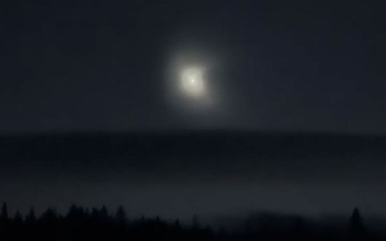 目撃者多発、コロラド州の空に謎の光る物体が出現。その正体は？