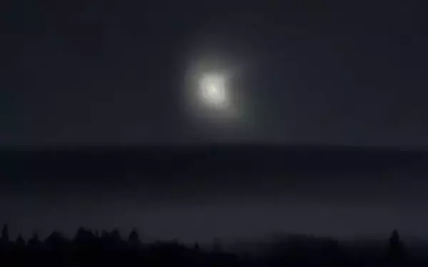 目撃者多発、コロラド州の空に謎の光る物体が出現。その正体は？