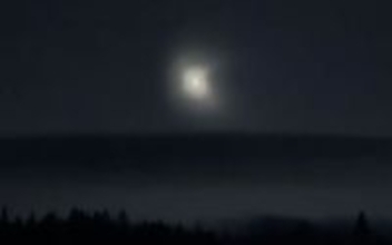 目撃者多発、コロラド州の空に謎の光る物体が出現。その正体は？