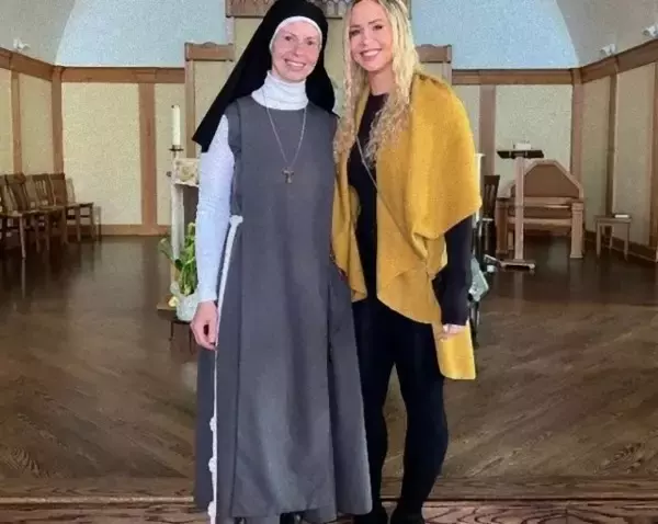 一卵性双生児の姉妹、一人は修道女となり別々の道を歩んだけれど、お互いに人生を楽しんでいる