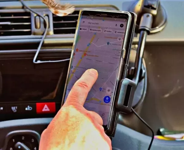 Googleマップのナビに従って壊れた橋を渡った男性が事故死、遺族が訴える