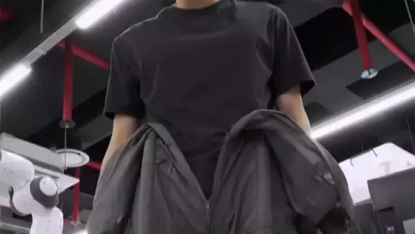 スルスル体を這い上がり10秒で着られる、ソフトロボット服が開発される