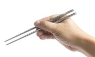 金属製の箸が喉に刺さったまま８年間生活していた男性、ついに手術を受ける（中国）