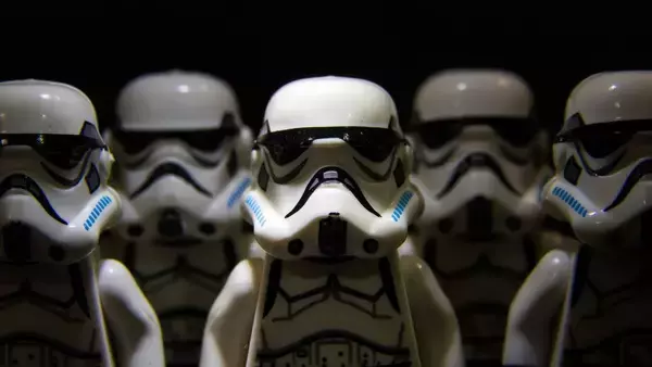 大量のレゴブロックを購入し、パスタにすり替えて返品した男が逮捕される