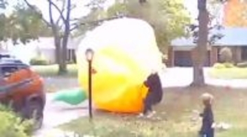 巨大カボチャが暴走、母親が飲み込まれる（オンリー・ハロウィン）